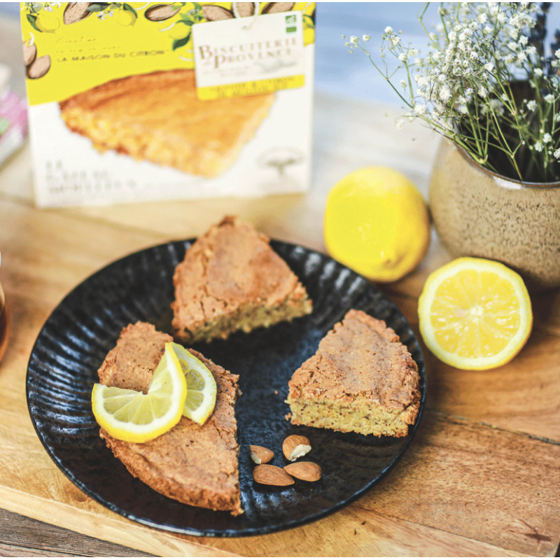 Gâteau amande et citron de Menton, doit sa saveur à un zeste de citron de Menton IGP et une huile essentielle de citron.