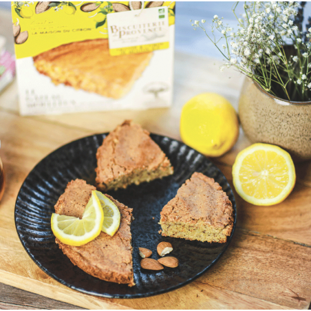 Gâteau amande et citron de Menton, doit sa saveur à un zeste de citron de Menton IGP et une huile essentielle de citron.