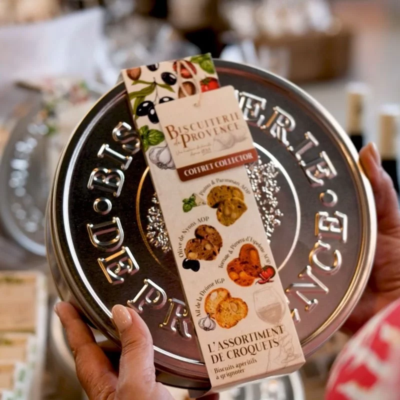 Boîte métal assortiment de croquets apéritifs à grignoter