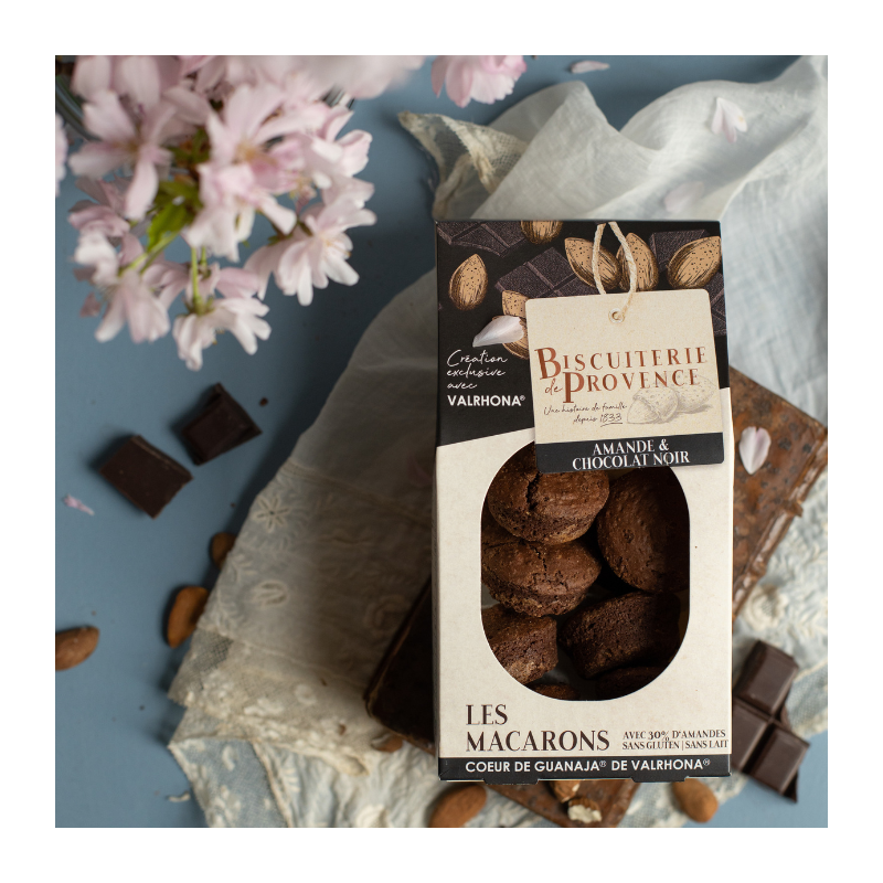 Macarons amande et chocolat Valrhona - Ces gourmandises associent le moelleux de l'amande à l'intensité du chocolat noir