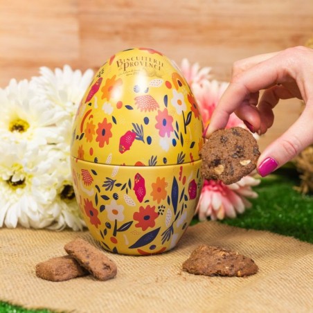 oeuf de pâques en métal garni de biscuits chocolatés