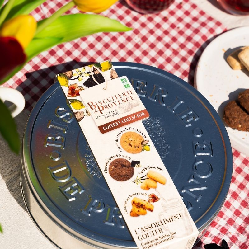 Deluxe snacks box - perfect assortment with shortbreads and cookies