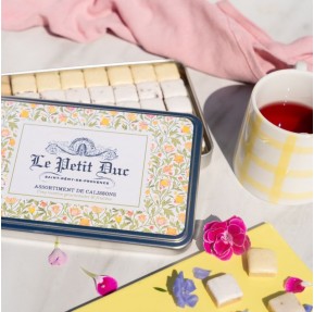 Boîte en métal garnie d’un assortiment de calissons du Petit Duc aux saveurs variées