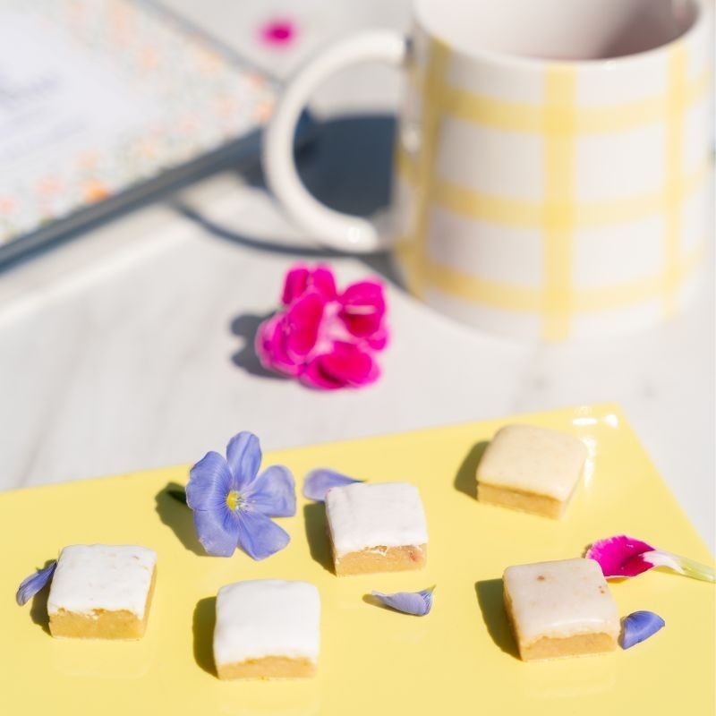Calissons artisanaux à l’amande, citron, framboise, noisette et pistache dans leur boîte élégante