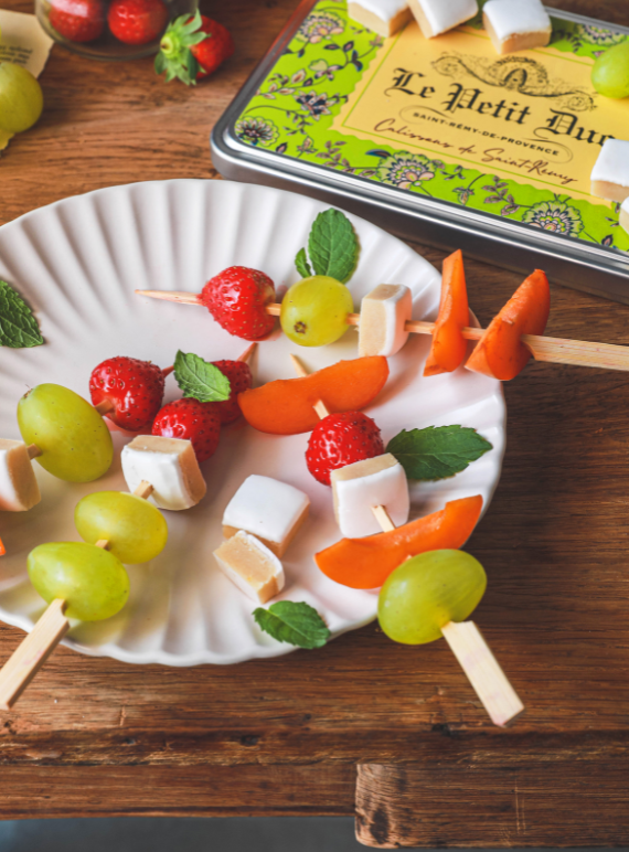 Brochettes fruits et Calissons