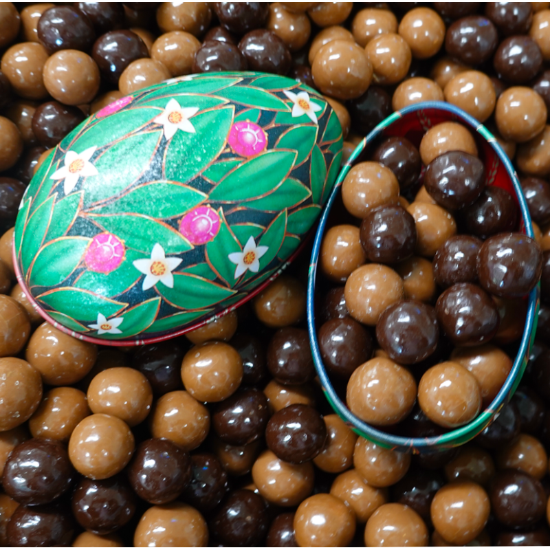 Baignade de l'oeuf dans les billes chocolatés