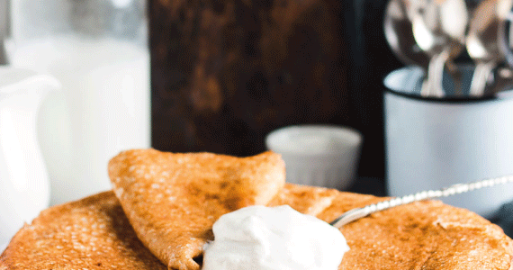 French crepes with Poudre de Craquantes 